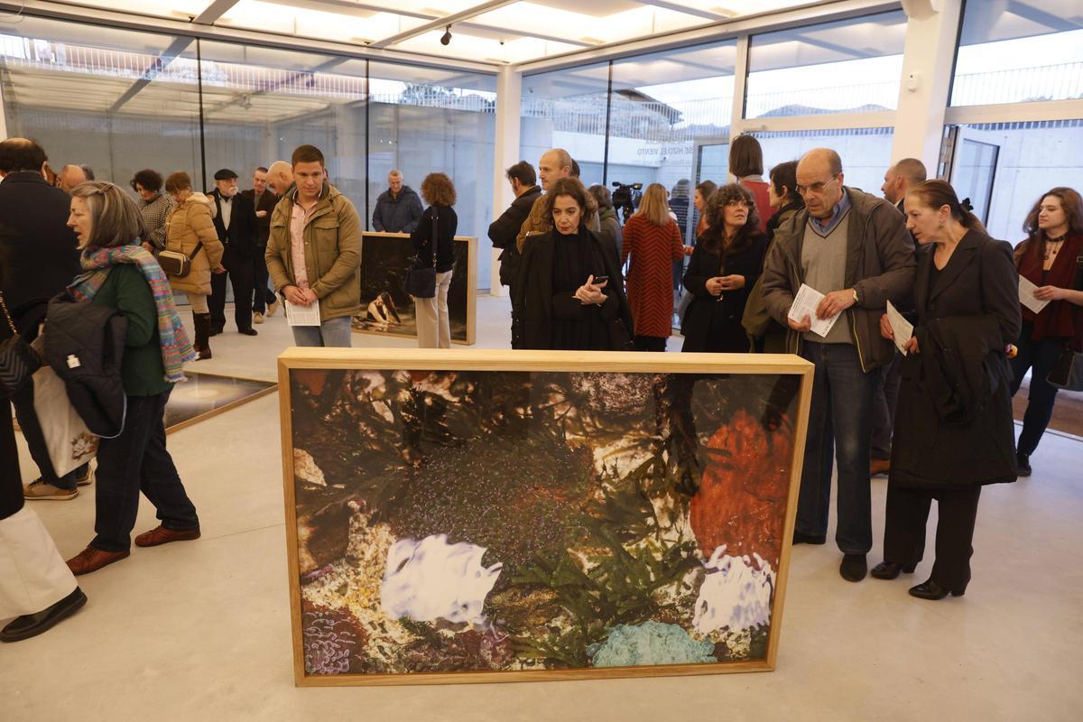 Asistentes a la inauguración del pasado jueves 20 en la Central Artística de Bueño.