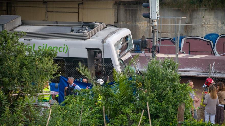 Muere un maquinista en el choque de dos trenes en Barcelona