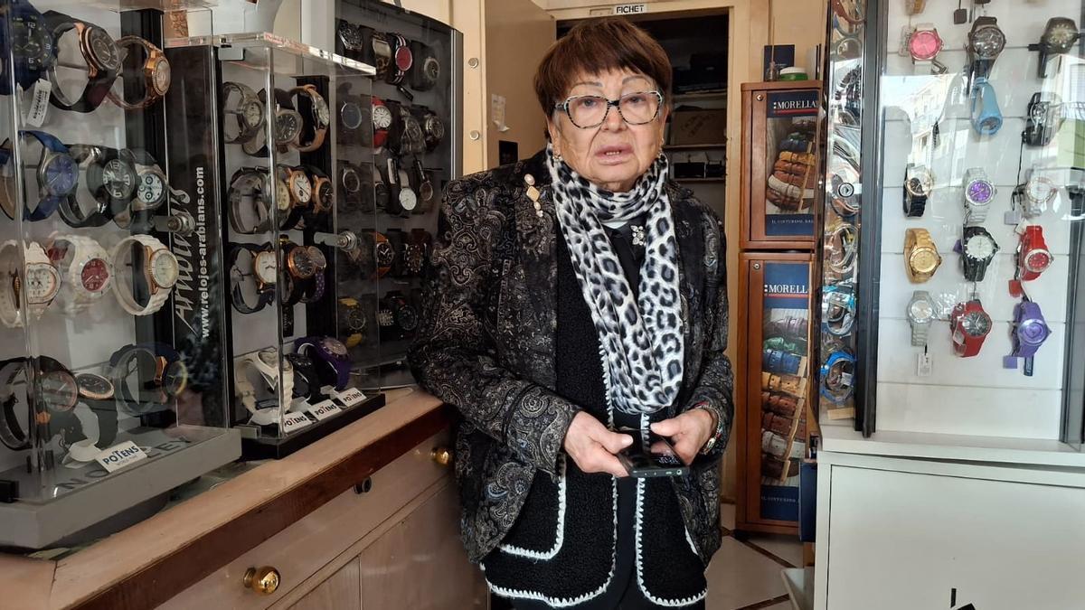 Manoli Antolinos, de 77 años, esta mañana en su joyería de Xàbia.