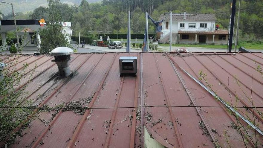 Vista de la parte del tejado del restaurante en el que los asaltantes hacían un butrón.  // Bernabé / Javier Lalín