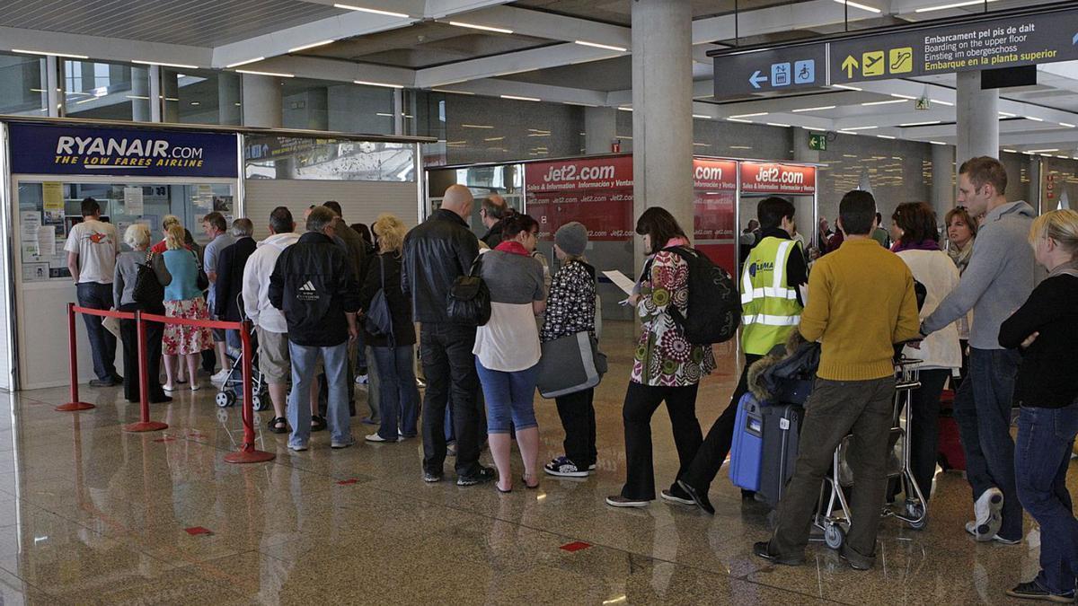 Schlange stehende Passagiere am Flughafen in Palma de Mallorca.