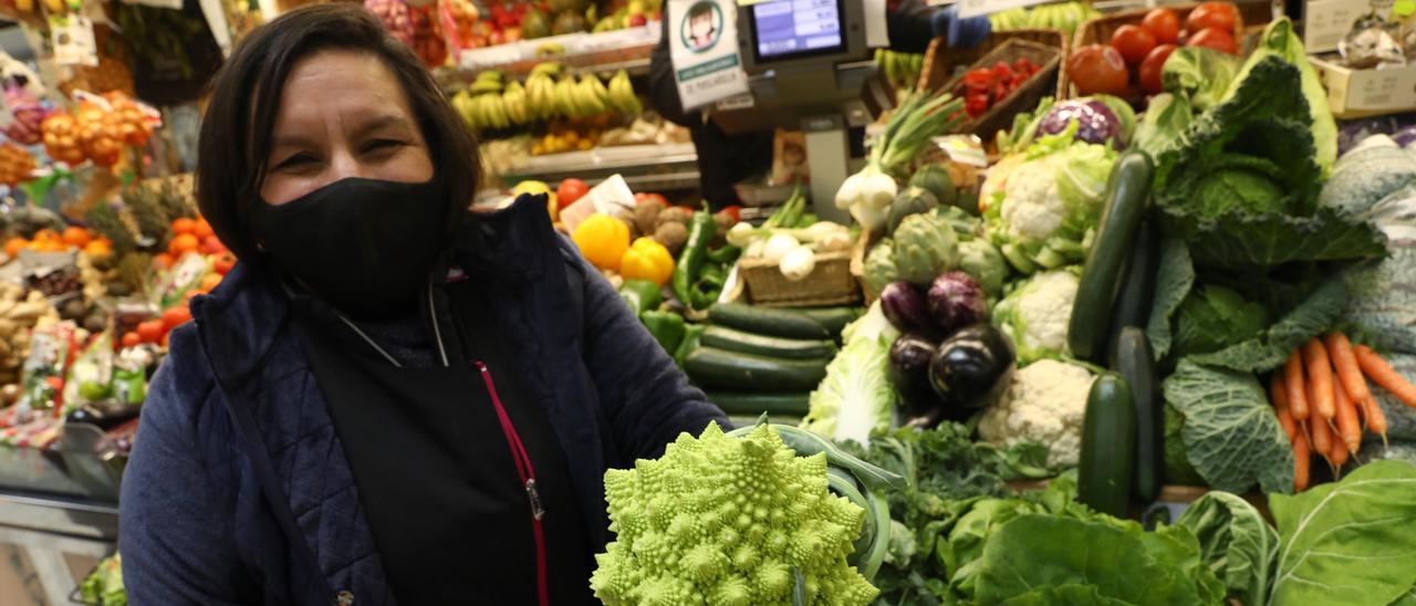 Nuria Valle, con algunas verduras de temporada, ayer, en su puesto del mercado de El Fontán de Oviedo.