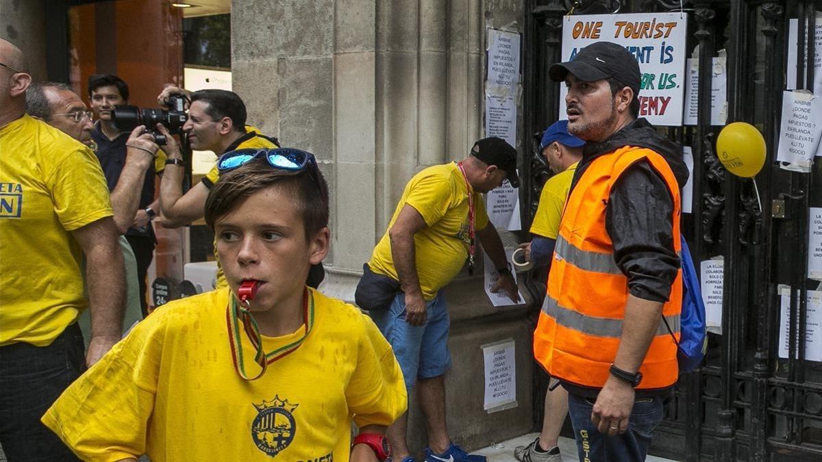 Protesta vecinal en la Barceloneta contra los apartamentos turísticos previa a la aprobación del Peucat.