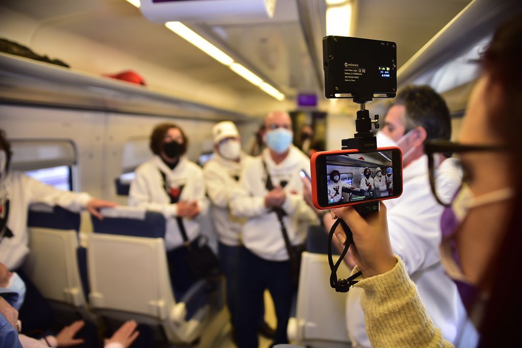 Los vecinos de las vías, celebran su primer viaje en el nuevo tren soterrado