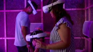 Asistentes al Festival Cruïlla experimentan con cascos de realidad virtual.