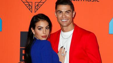 Cristiano Ronaldo tiene nueva peluquera durante el confinamiento... ¡Georgina Rodríguez!