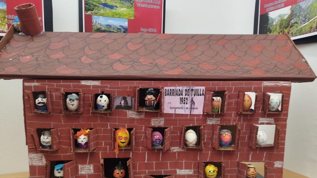 VÍDEO: Langreo inaugura la exposición de huevos pintos con más de 600 piezas decoradas por escolares del concejo