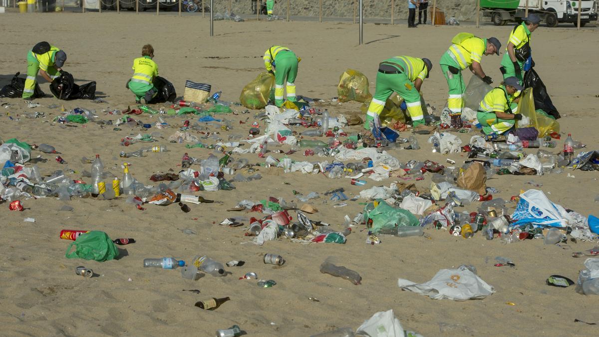 Desalojo y  limpieza de la playa de Nova Icaria tras la verbena de Sant Joan