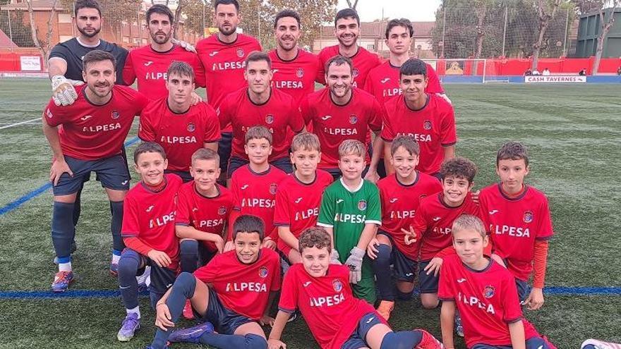 El primer equipo "roget" con el alevín C, antes del encuentro