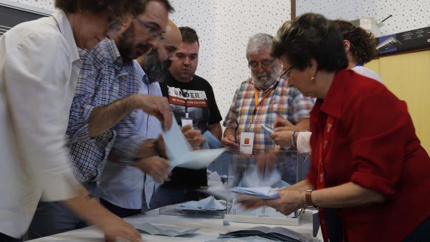 Varias personas realizan el recuento de votos.