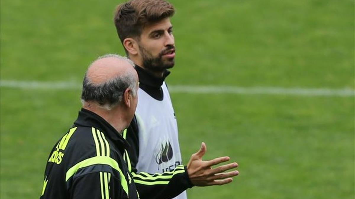 Del Bosque, conversa con Gerard Piqué durante un entrenamiento de la selección