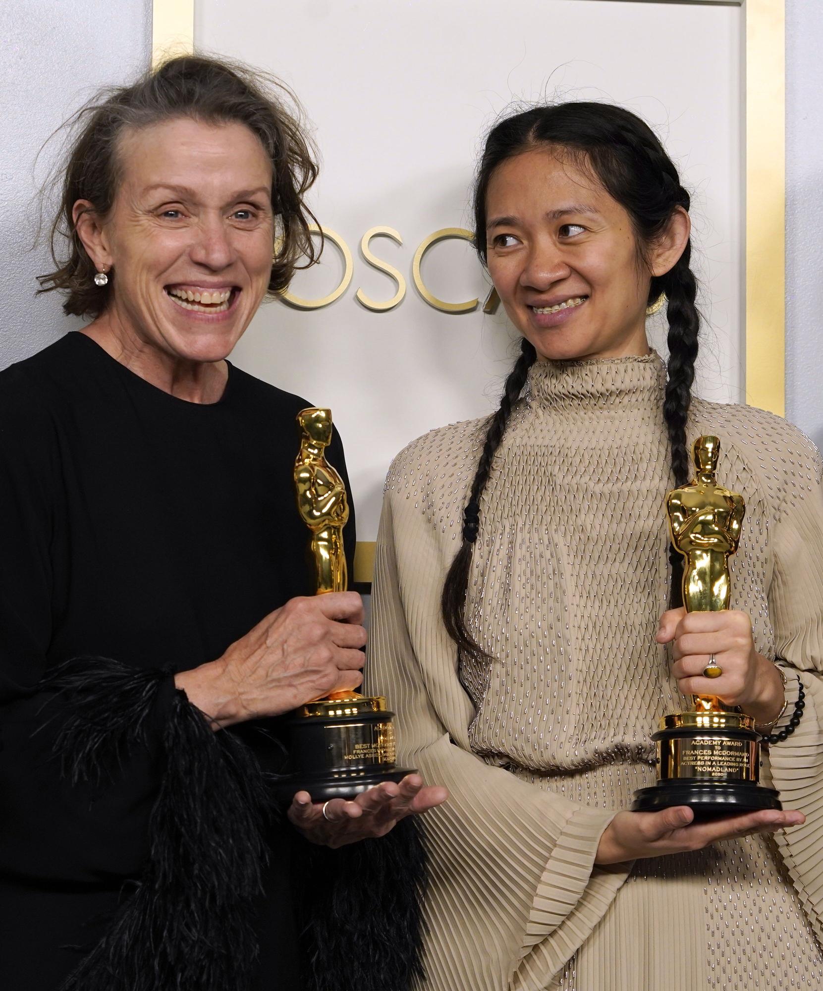 La actriz Frances McDormand y la directora Chloe Zhao, tras ganar el Oscar por 'Nomadland'