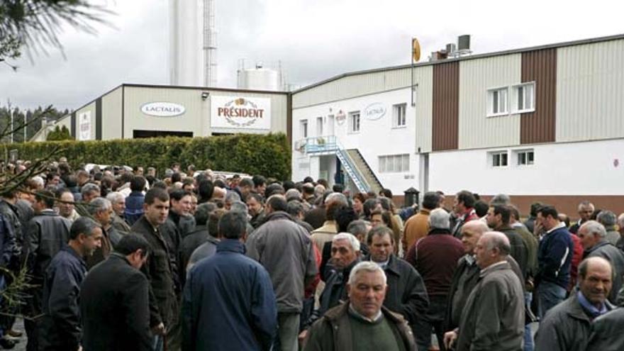 Momento de la concentración de los productores lácteos ante la sede de la empresa Lactalis, en la localidad lucense de Vilalba, donde se amenaza con una huelga de entrega de leche para propiciar el desabastecimiento de los mercados.