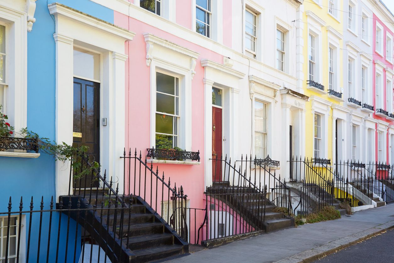 Coloridas casas fachadas en Londres en Notting Hill.