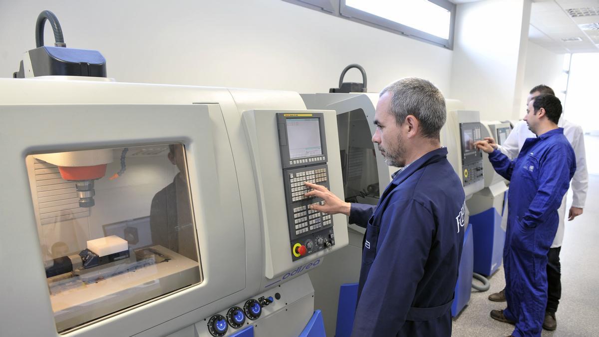 Varios alumnos hacen prácticas en un taller de la Fremm.