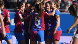 Las jugadoras azulgranas se abrazan tras un gol.