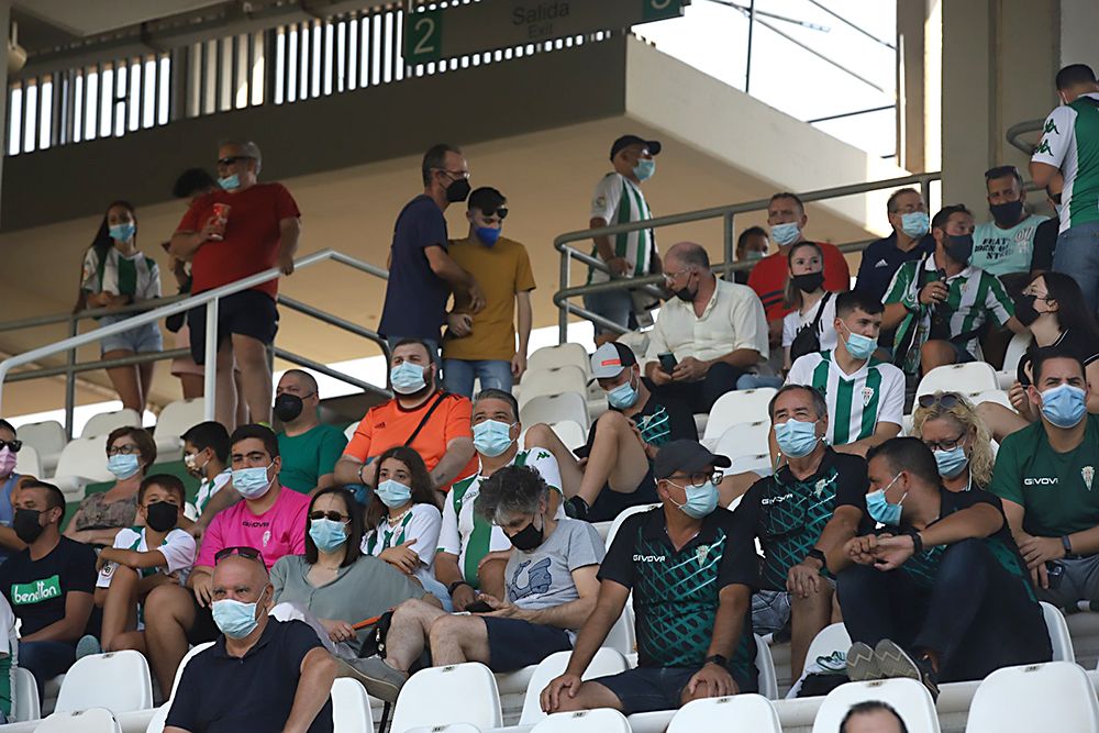 Aficionados asistentes al encuentro Córdoba CF-Cádiz B