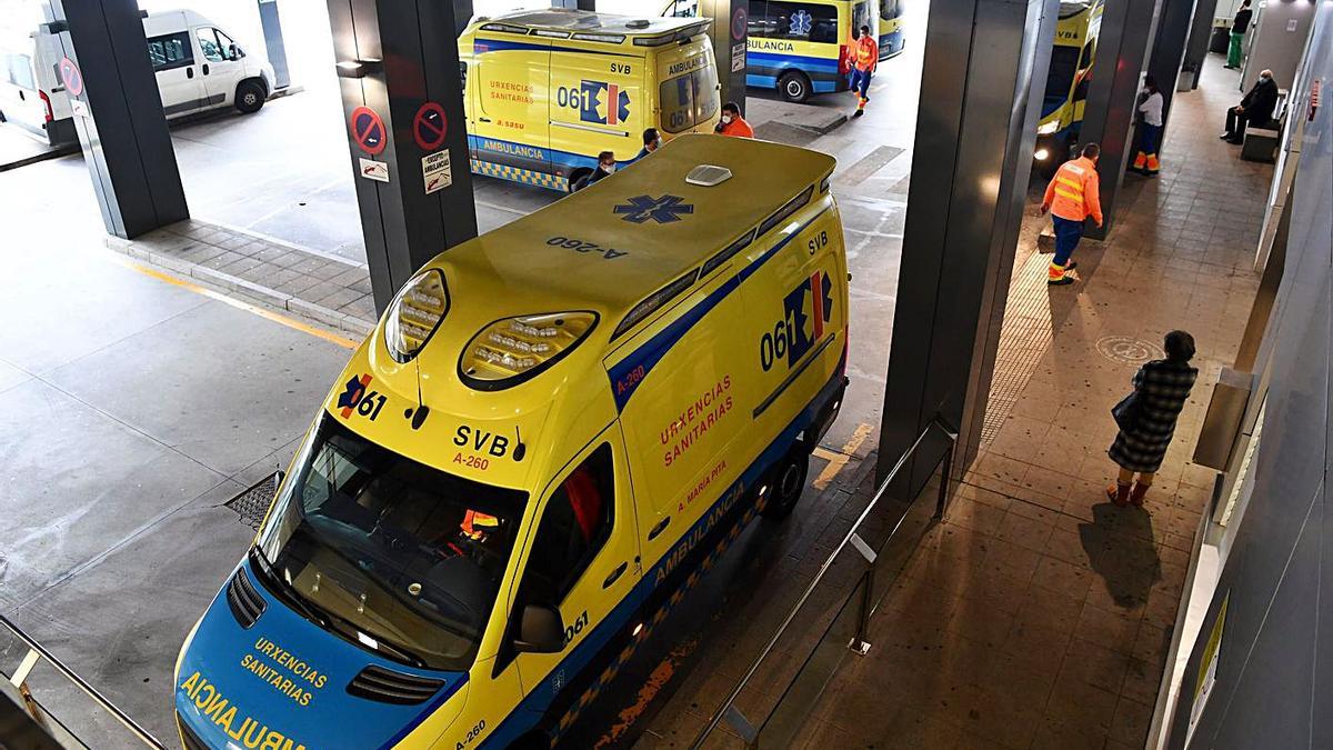 Ambulancias en la entrada de las Urgencias del Hospital Universitario de A Coruña.   | // CARLOS PARDELLAS