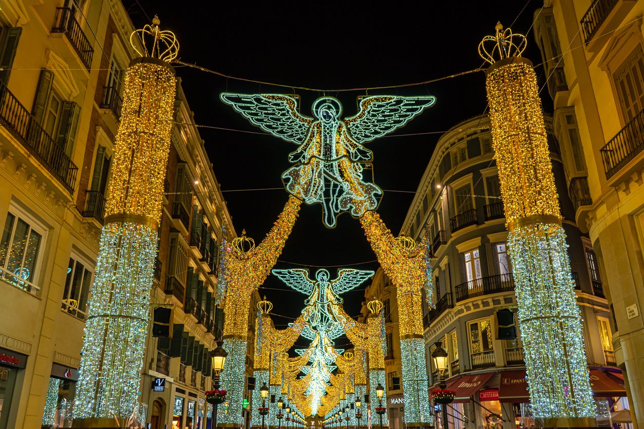 Decoraciones angelicales en la calle Larios