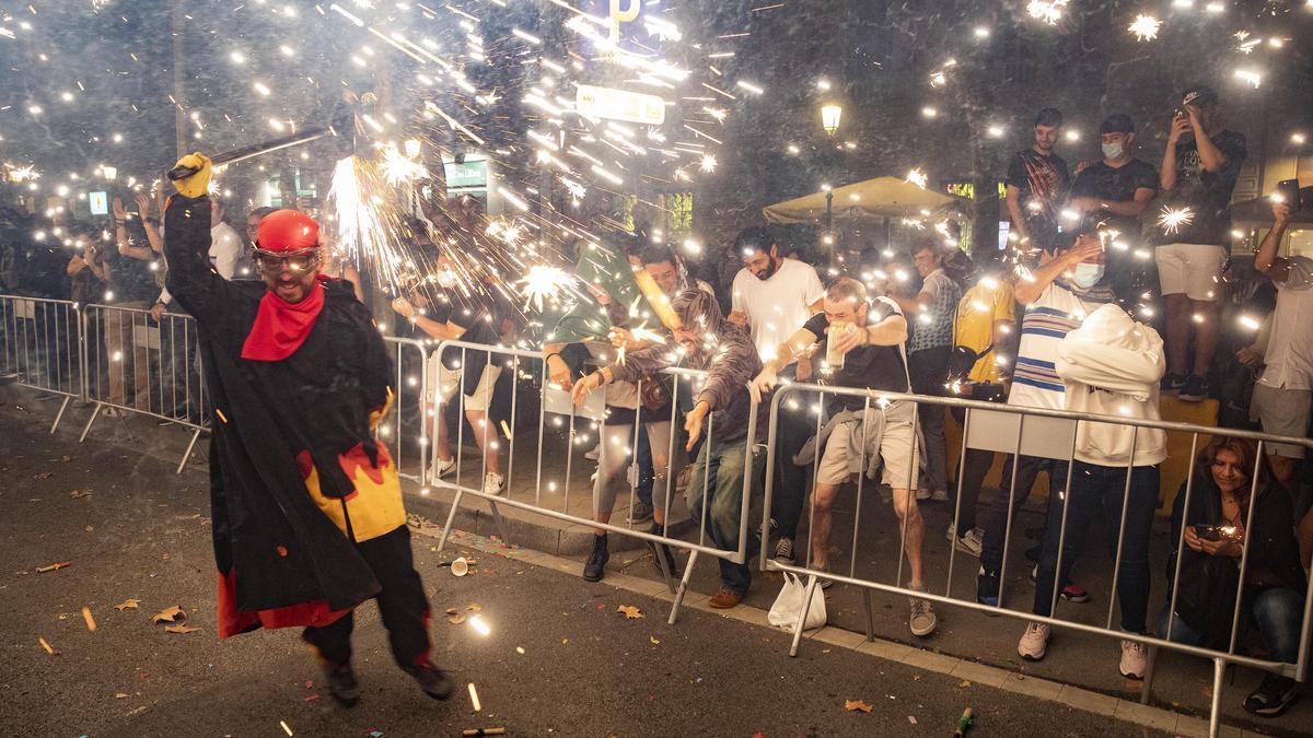 Instante del correfoc de la Mercè en el Passeig de Gràcia.