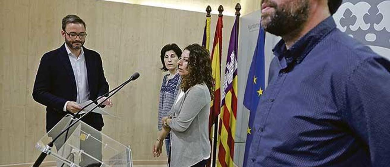 Antoni Noguera en primer plano, con José Hila al fondo.