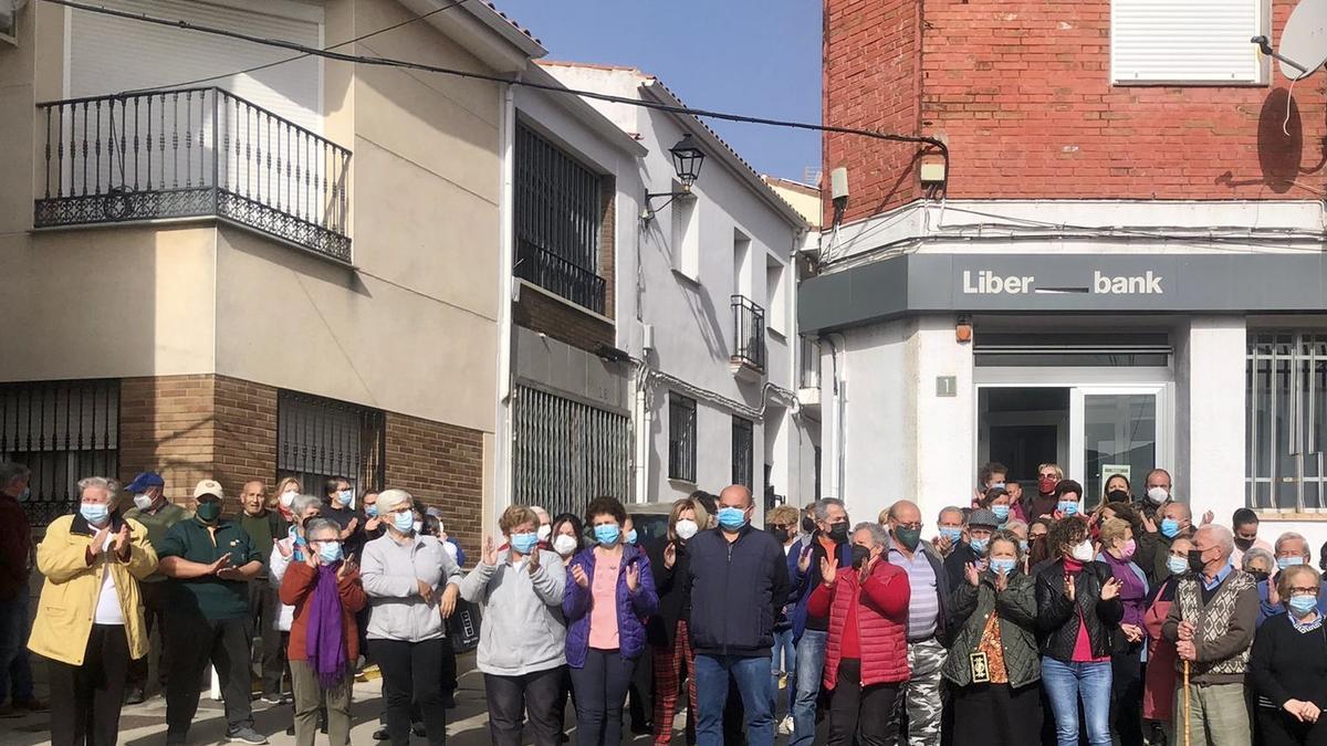 Manifestación, ayer, a las puertas de la sucursal cerrada en Casas de Millán.