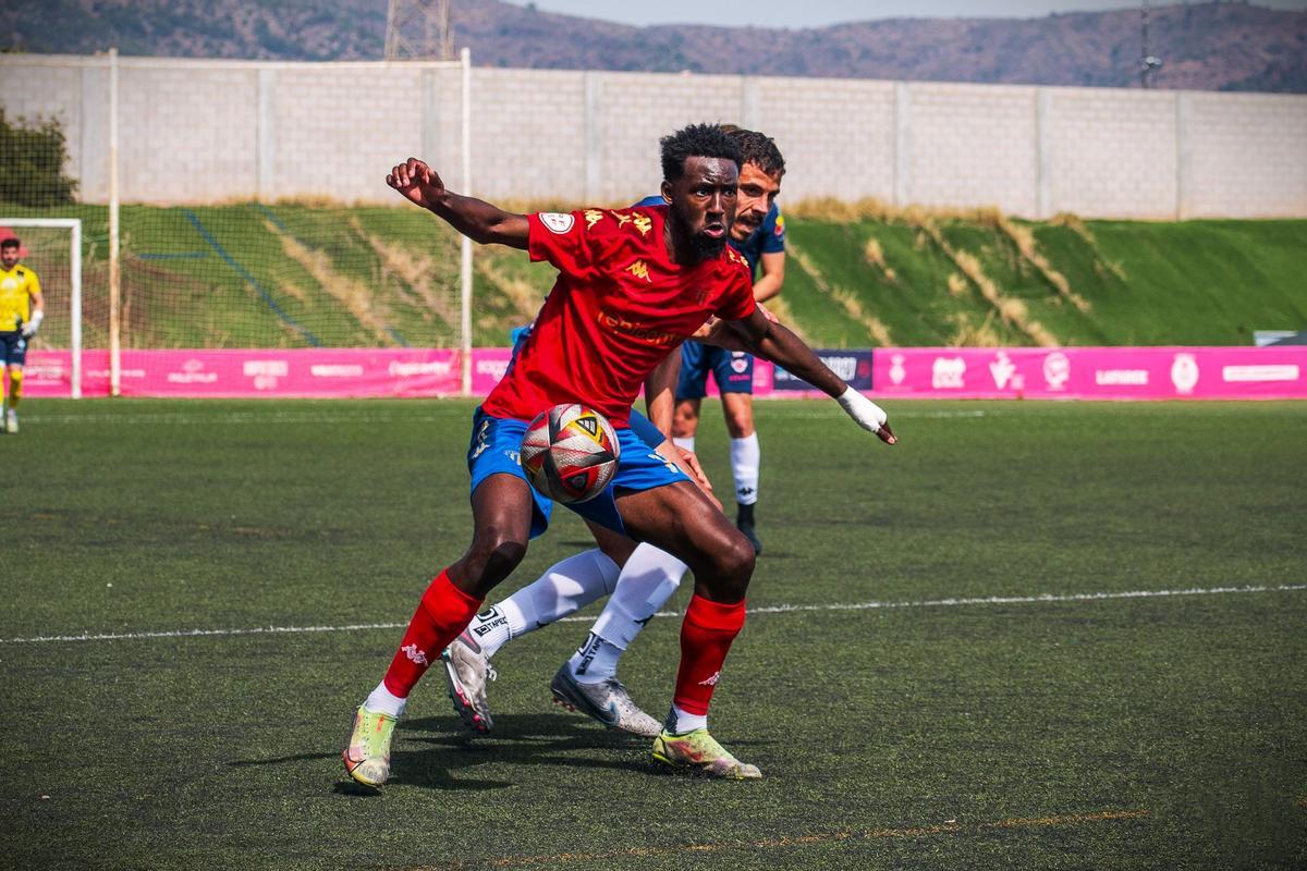 Jean Paul, con la camiseta del Atlético Saguntino, en un partido de la segunda vuelta después de ser cedido por el Hércules.