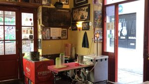 Els bars de Gràcia, en peu de guerra per un veto i un error de l’Ajuntament