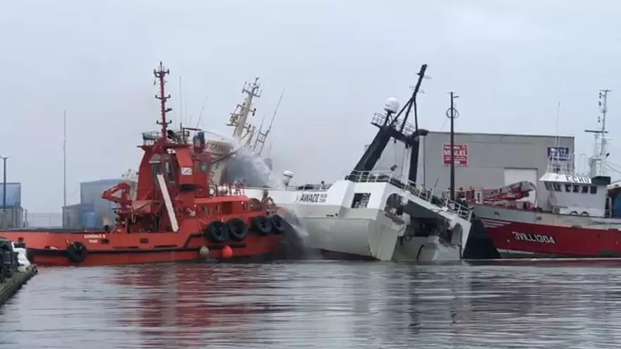 Temor a que el pesquero que arde en Ribeira acabe por hundirse