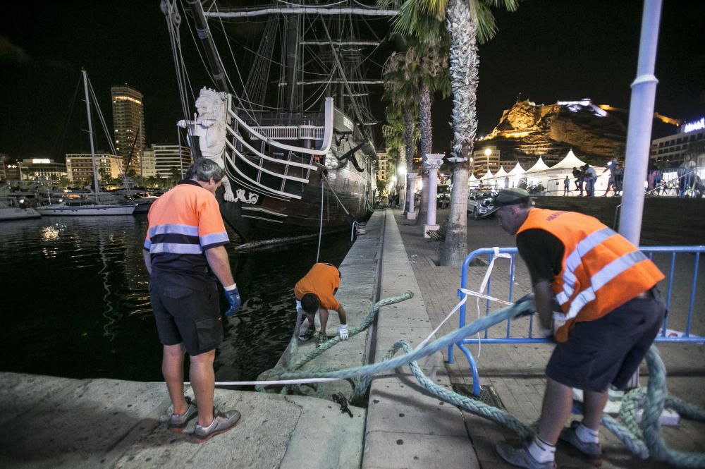 La réplica del Santístima Trinidad abandona el puerto