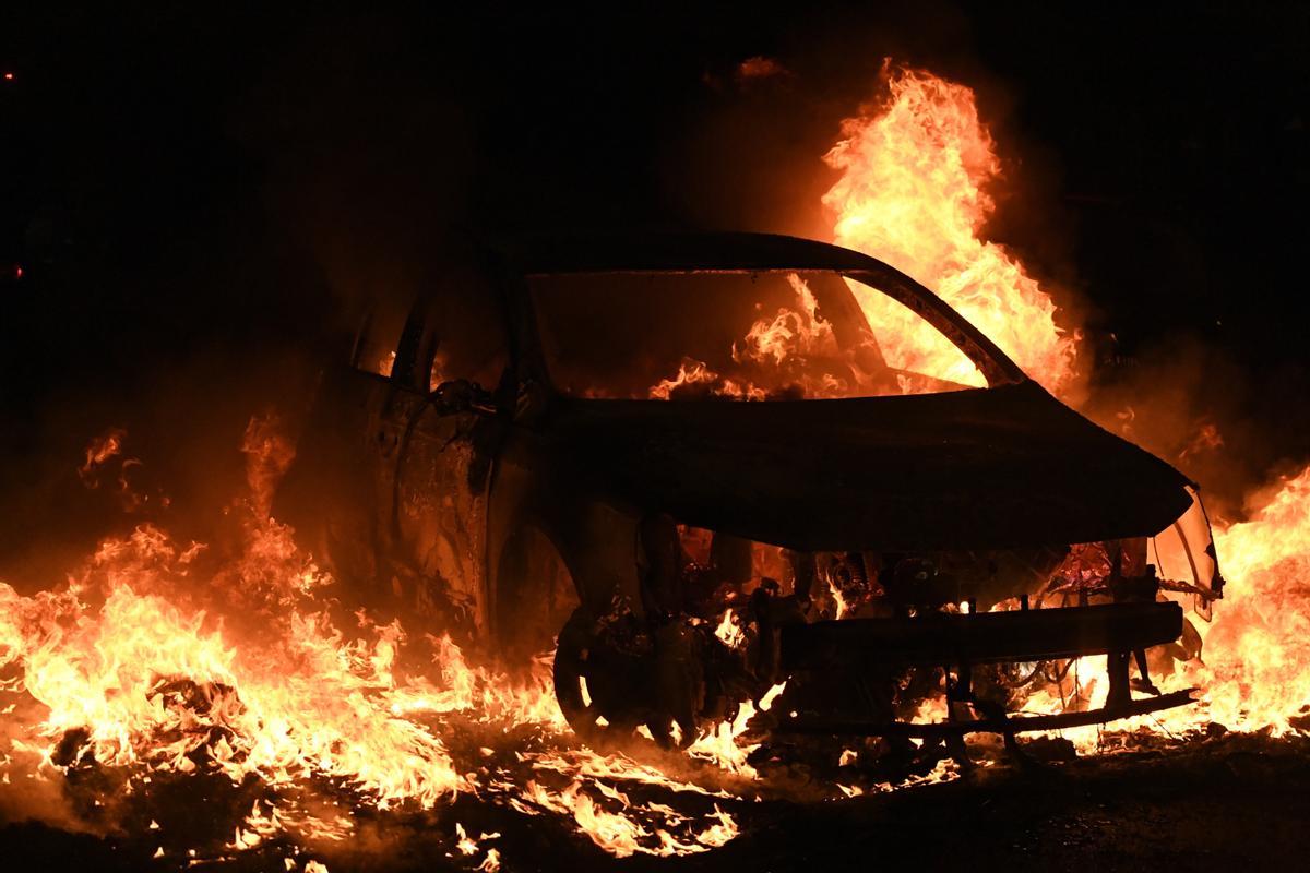 Un coche incendiado durante los enfrentamientos entre manifestantes y policías antidisturbios en Nanterre, cerca de París EFE/EPA/JULIEN MATTIA