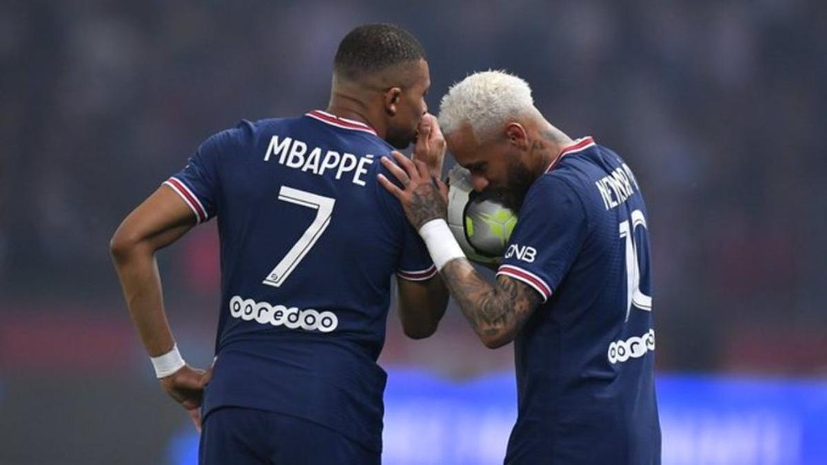 Mbappé cuchichea con Neymar durante un partido.