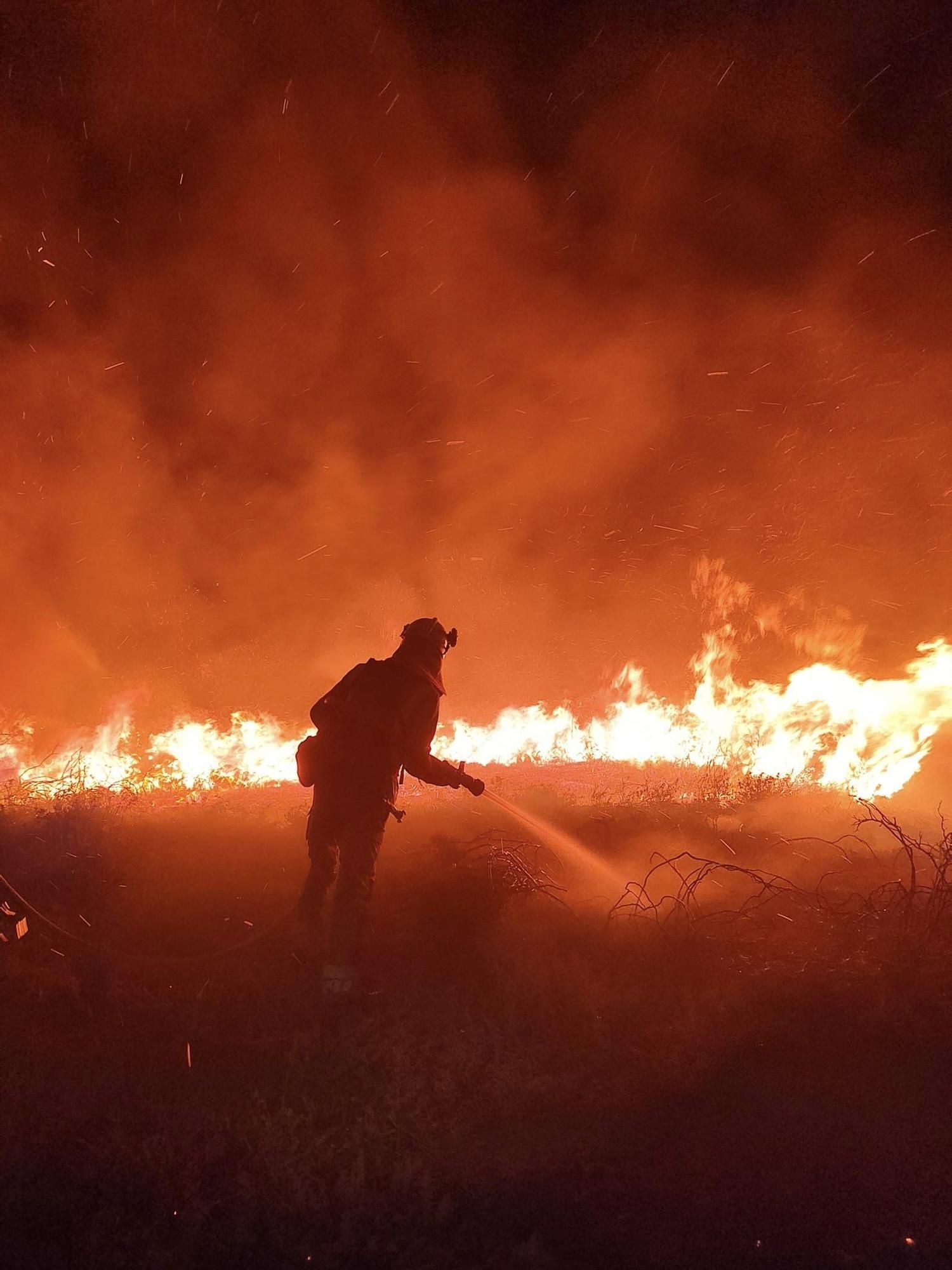 Un incendio arrasa los montes de Crecente