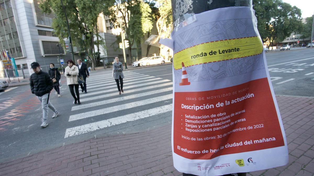 Carteles que informan de las obras, fotografiados este martes en la zona de Ronda de Levante