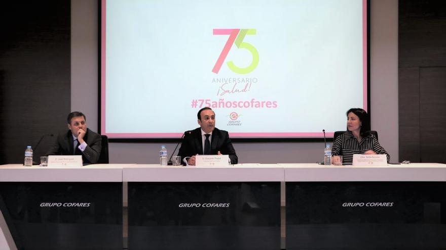 De izq. a dcha. JosÃ© RodrÃ­guez Canovas, miembro del Consejo Rector; Eduardo Pastor, presidente del Grupo Cofares; y SofÃ­a Azcona, directora de marketing corporativo