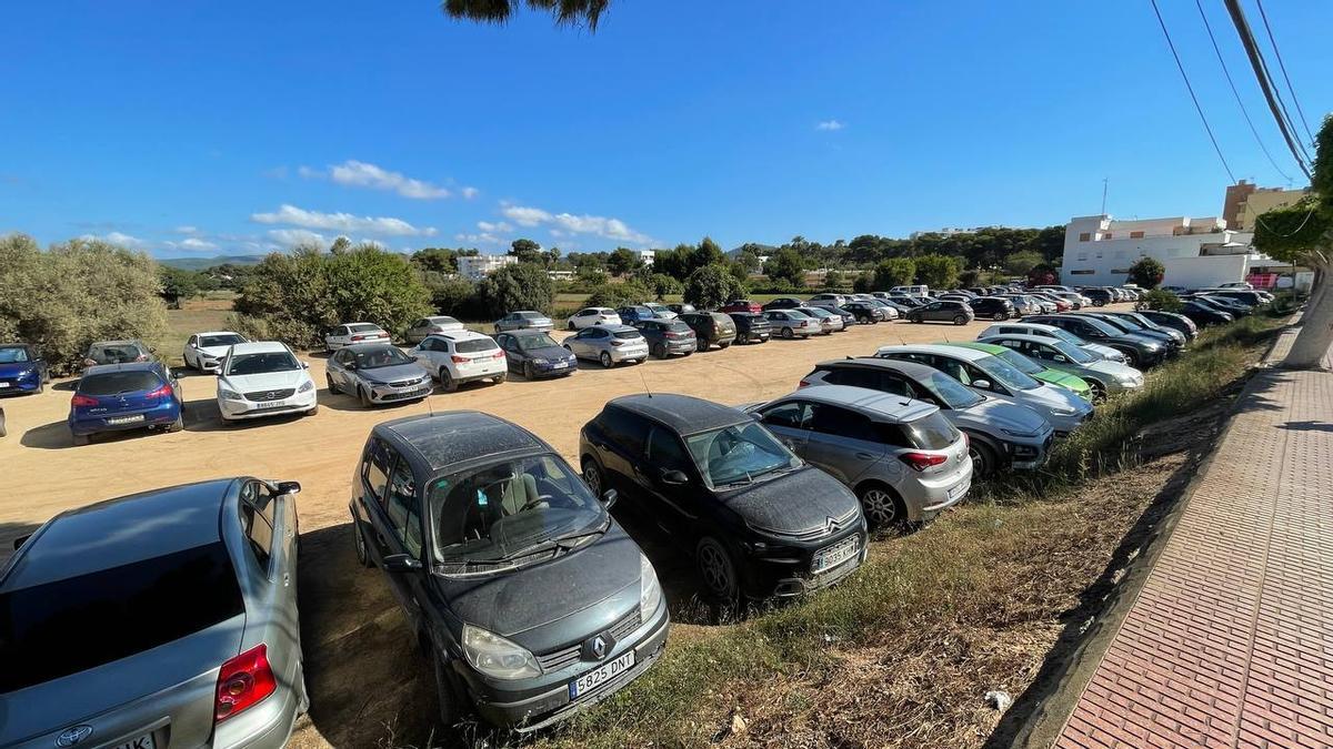 Estacionamiento en la avenida Cala Nova de es Canar