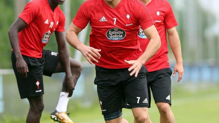 Maxi Gómez, en primer plano, Stanislav Lobotka y Pione Sisto, a la izquierda, durante un ejercicio en un reciente entrenamiento del Celta en A Madroa. // Marta G. Brea