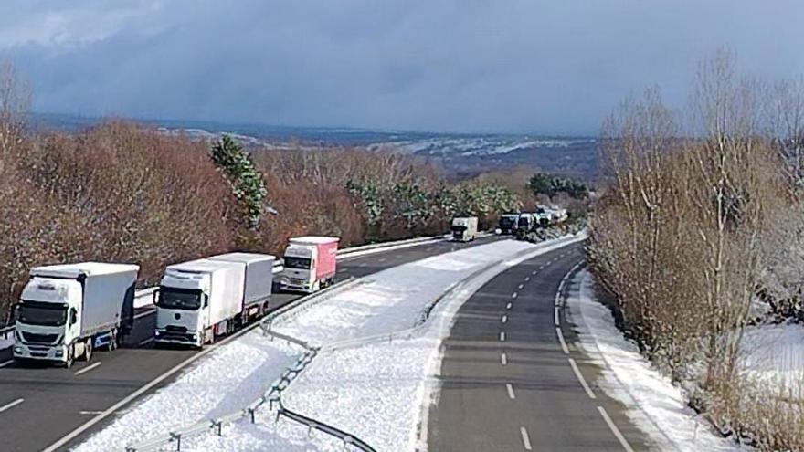 VÍDEO | Así vuelven los camiones a la circulación a su paso por San Martín de Terroso