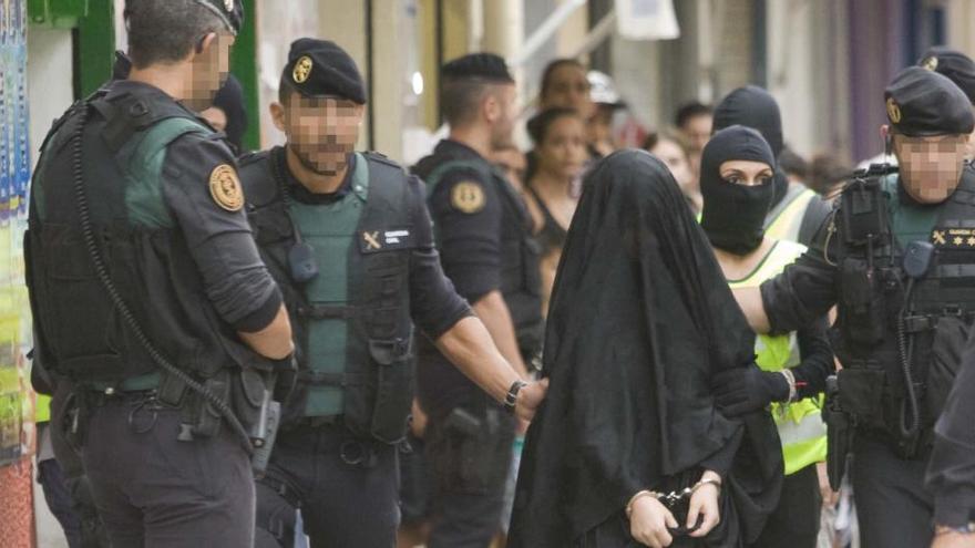 La detenida sale de su domicilio en la calle Abad Solà custodiada por agentes de la Guardia Civil. Foto: Natxo Francés