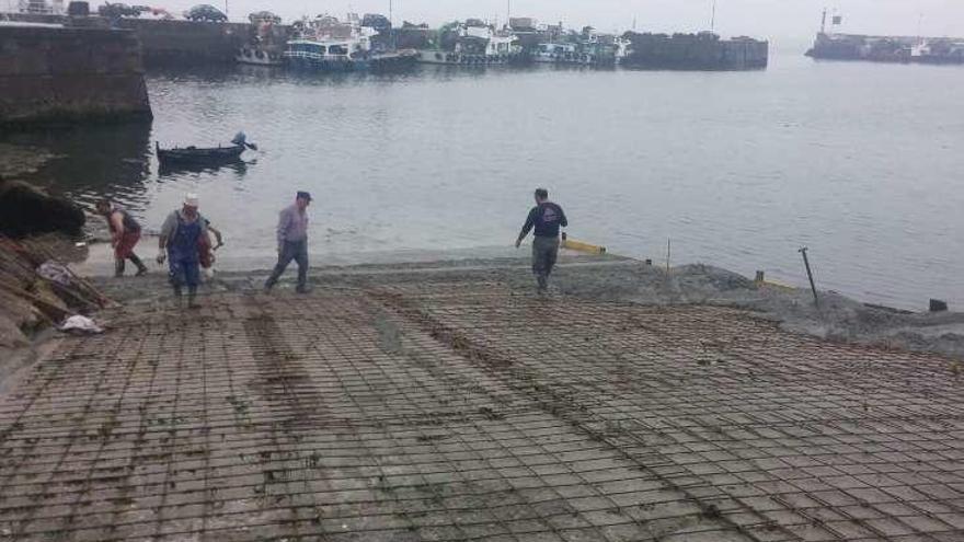 Instalación de la malla metálica, antes de extender el firme.