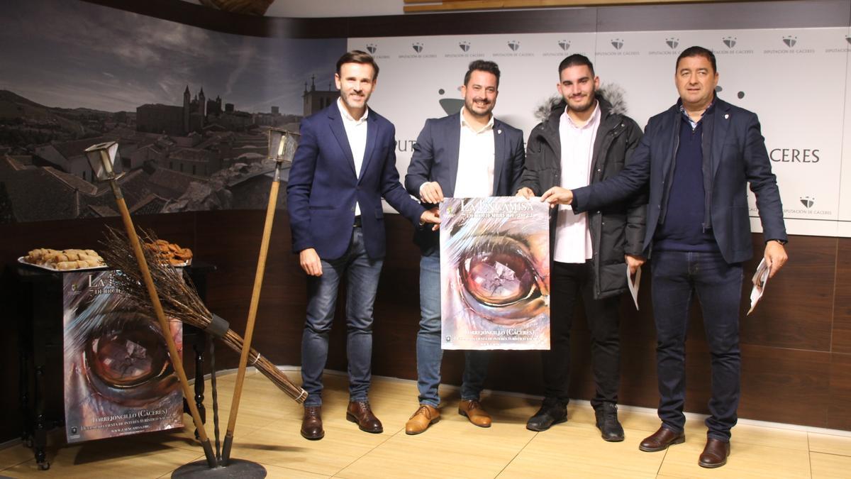 Fernando Grande Cano, diputado del Área de Cultura y Deporte; José Ricardo Rodrigo González, alcalde de Torrejoncillo; Jesús Oliva, González portaestandarte; y Miguel Ángel López, Martín presidente de los Paladines de La Encamisá en la presentación de la fiesta.