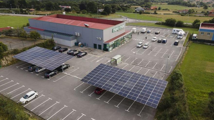 Instalación de marquesinas con placas solares en el aparcamiento de la tienda de Masymas en Cudillero.