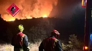 Bomberos de Alicante refuerzan la extinción del incendio forestal de Tírig con un sistema de relevos