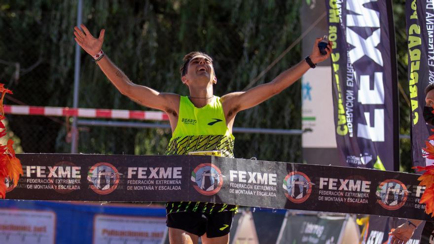 Cruzando la meta del Campeonato de Extremadura de Carreras por montaña en línea.
