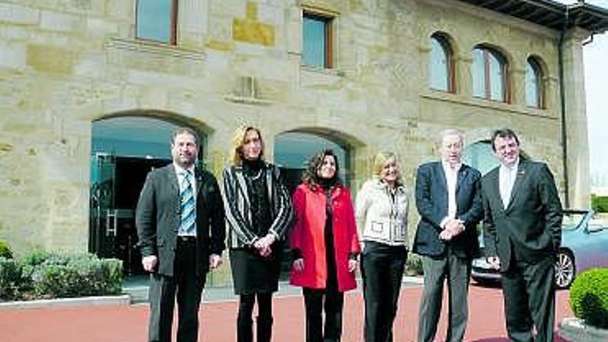 Rogelio Pando, Ana Zaldívar, del Palacio de Luces; Noelia Menéndez, Aurora Lisarrague, directora del hotel; José Luis Alonso y Jaume Tapies, ayer, delante del establecimiento.