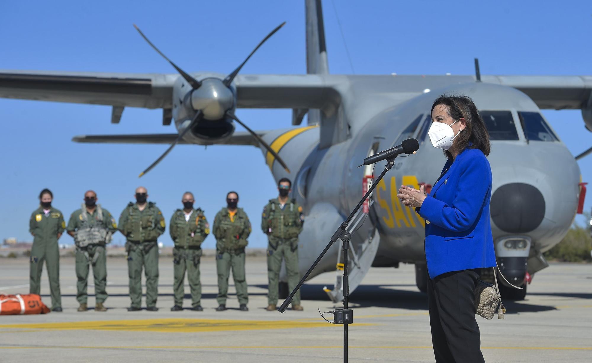 Visita de la ministra Margarita Robles al aeropuerto de Gando.