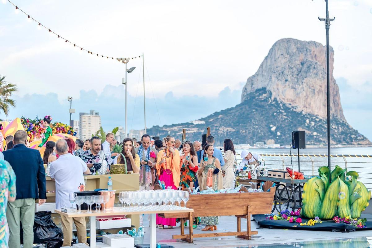 Un momento de la fiesta del verano con el Peñón de Ifach de fondo.