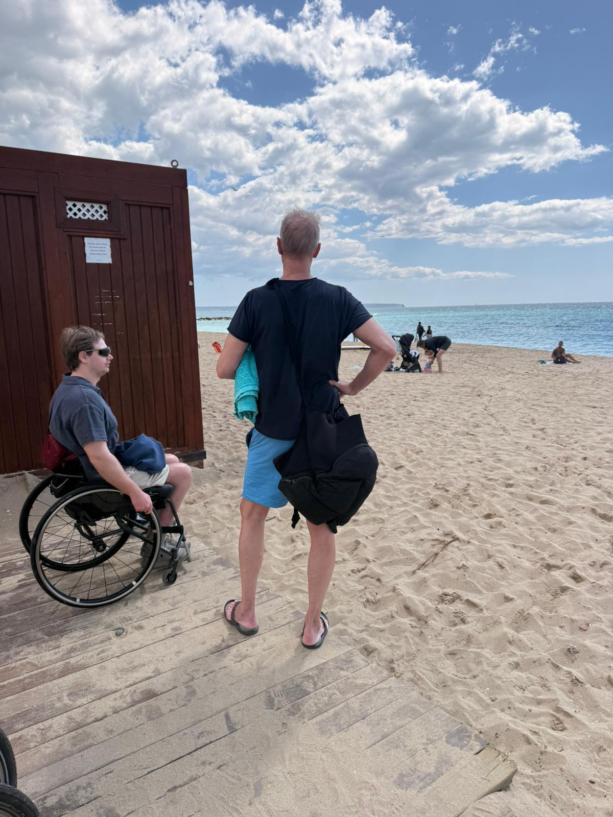 Turista de movilidad reducida en la Playa de Palma.