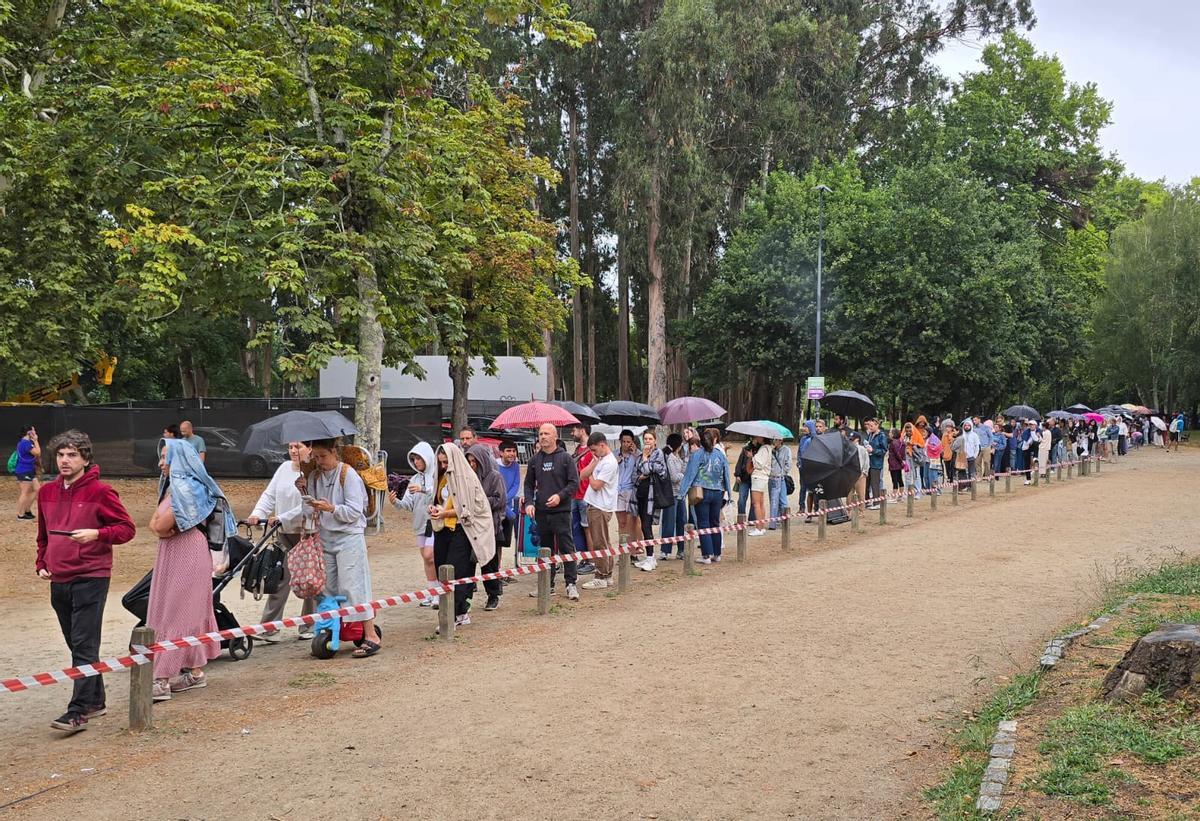 Concierto de Viva Suecia: la lluvia no desanima a los fans, que guardan cola en Castrelos Concierto de Viva Suecia: la lluvia no desanima a los fans, que guardan cola en Castrelos