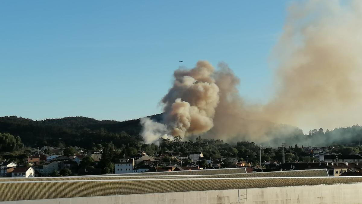 Vista de la humareda que sale del incendio de Cornazo.